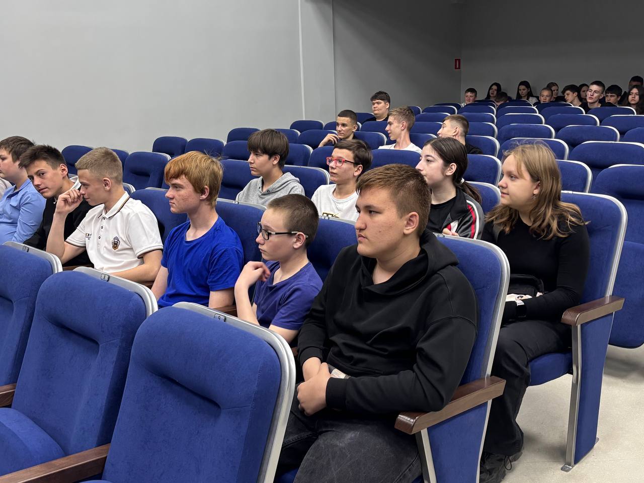 Сегодня сотрудники КДН районной администрации провели беседу для школьников.