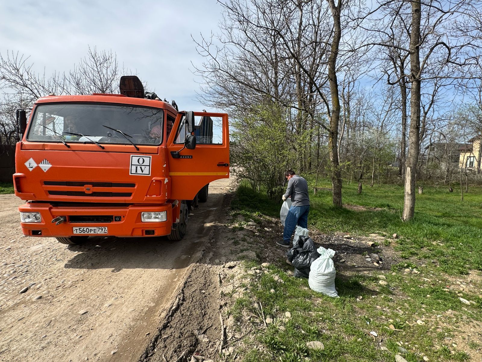 Каждую субботу — уборка: в Адыгее продолжается очистка от мусора дороги к полигону.