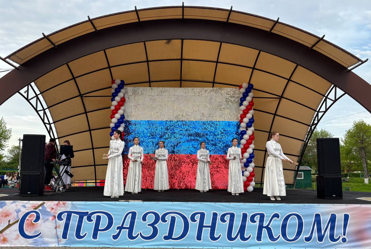 Сегодня в Центральном парке ст. Гиагинской проходит праздничный концерт «Музыка весны!»..