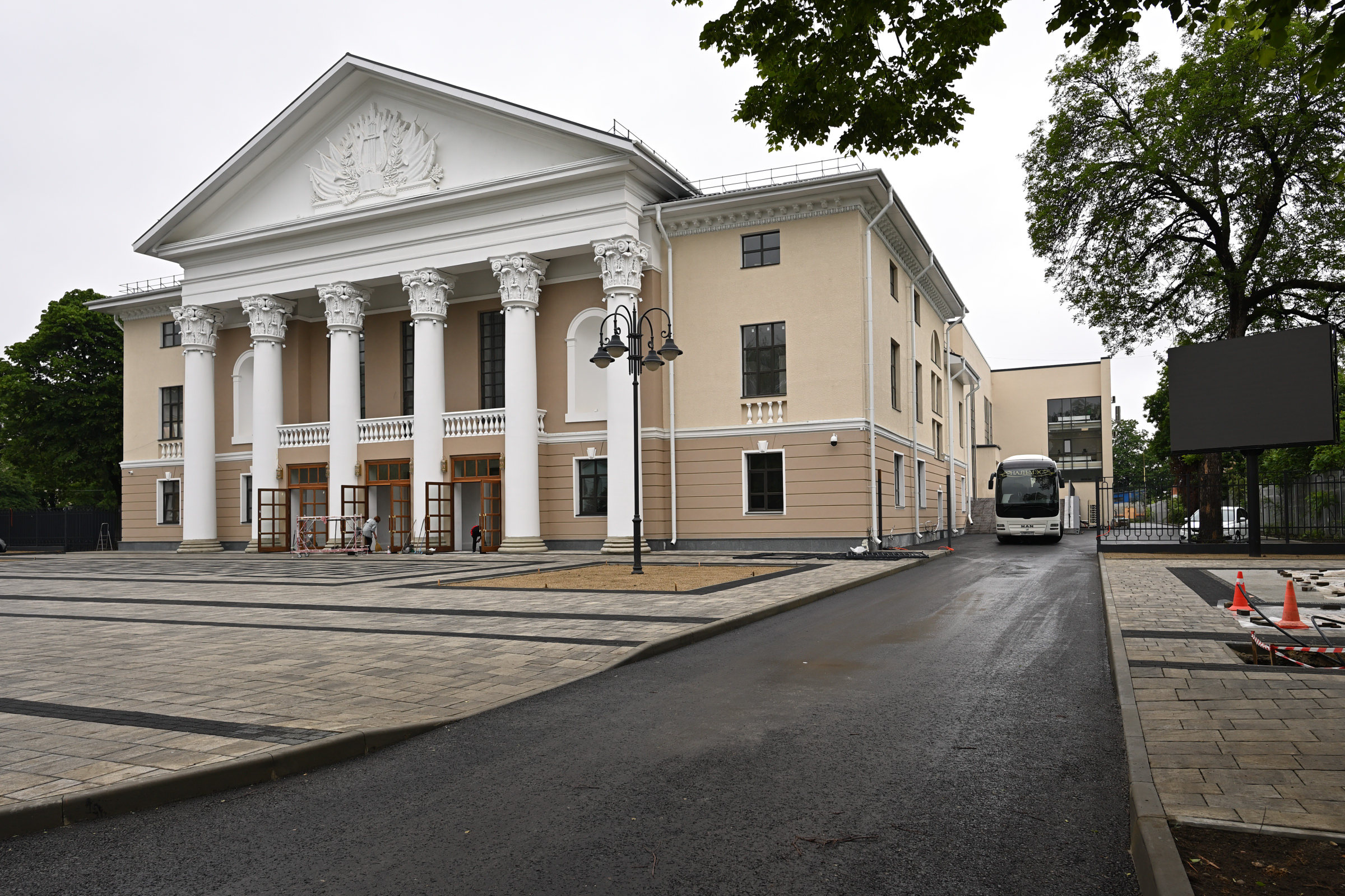 Концертный зал «Нальмэс», где в прошлом году была завершена масштабная реконструкция, готовится к запуску. Концертная жизнь в обновлённом учреждении культуры стартует в ближайшее время.