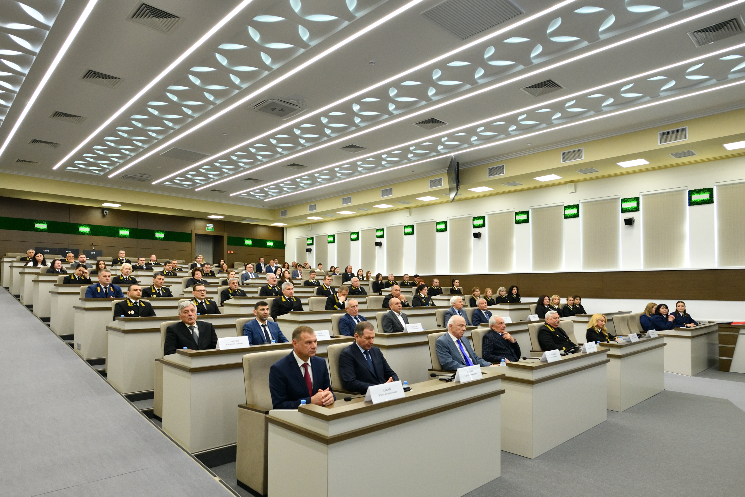 Мурат Кумпилов поздравил судейское сообщество с 25-летием мировой юстиции Адыгеи.