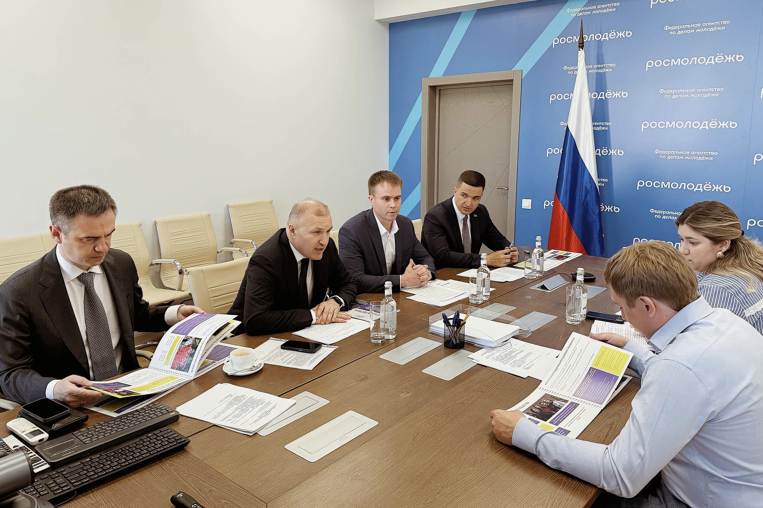 В Москве состоялась рабочая встреча Главы Адыгеи Мурата Кумпилова с руководителем Федерального агентства по делам молодёжи (Росмолодёжь) Григорием Гуровым..