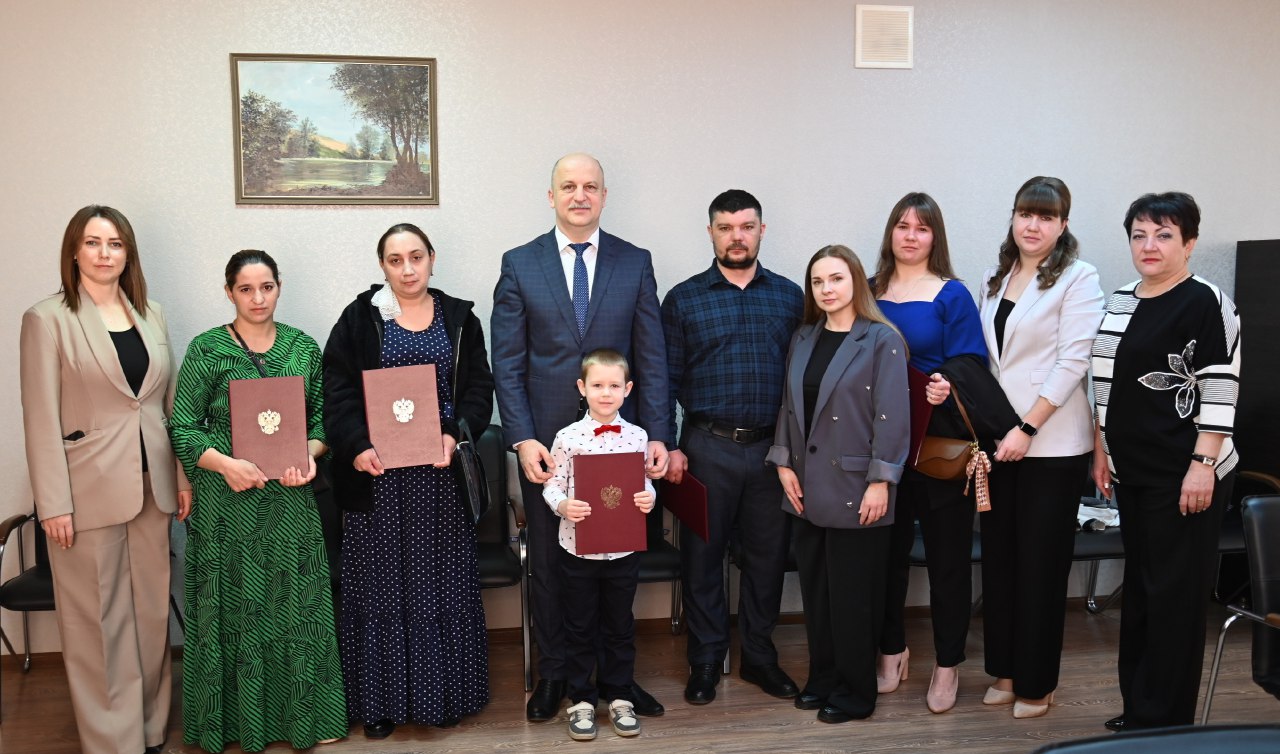 В Гиагинском районе вручили жилищные сертификаты молодым семьям..