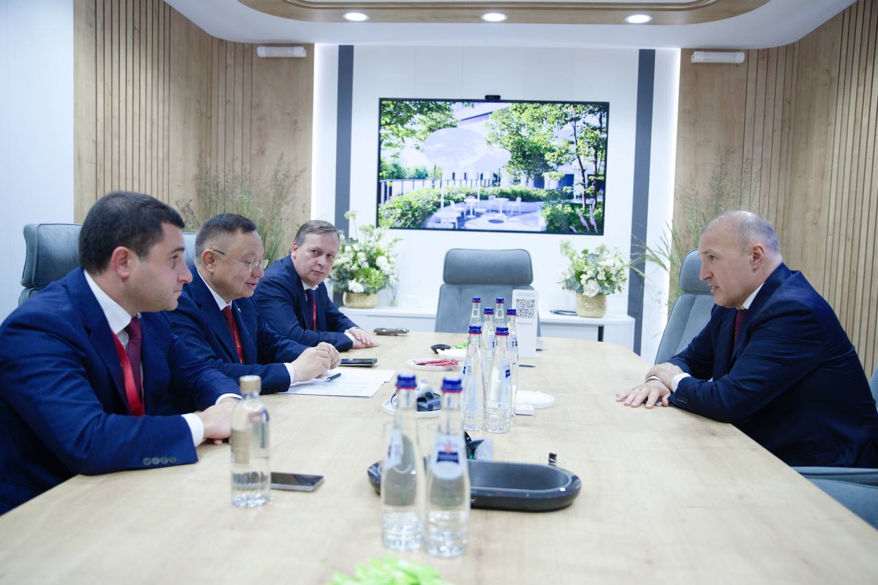 Глава Республики Адыгея Мурат Кумпилов и Министр строительства и ЖКХ Ирек Файзуллин и Глава Республики Адыгея Мурат Кумпилов провели рабочую встречу в рамках ПМЭФ&#039;25.