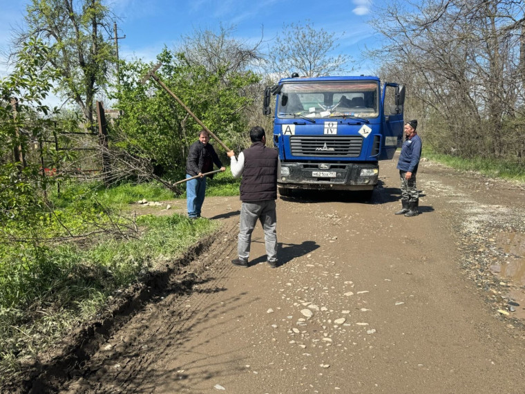 Каждую неделю — на борьбу с мусором: «ЭкоЦентр» продолжает уборку дороги. Каждую неделю — на борьбу с мусором: «ЭкоЦентр» продолжает уборку дороги.