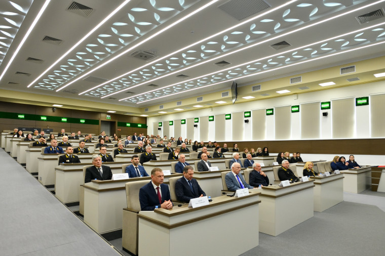 Мурат Кумпилов поздравил судейское сообщество с 25-летием мировой юстиции Адыгеи. Мурат Кумпилов поздравил судейское сообщество с 25-летием мировой юстиции Адыгеи.