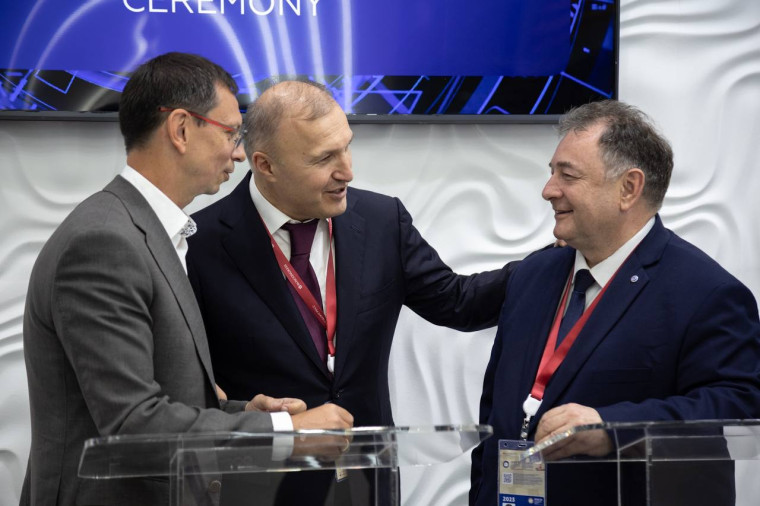 Мурат Кумпилов рассказал, что сегодня на полях ПМЭФ-2025 прошли переговоры с ректором НИУ. Мурат Кумпилов рассказал, что сегодня на полях ПМЭФ-2025 прошли переговоры с ректором НИУ.