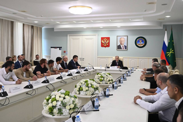 Мурат Кумпилов вручил премии ведущим спортсменам и тренерам республики. Мурат Кумпилов вручил премии ведущим спортсменам и тренерам республики.